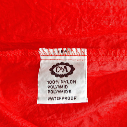 Einzigartiger und nachhaltiger Vintage Regenmantel in rot. Unique and sustainable vintage raincoat in red. Tag.