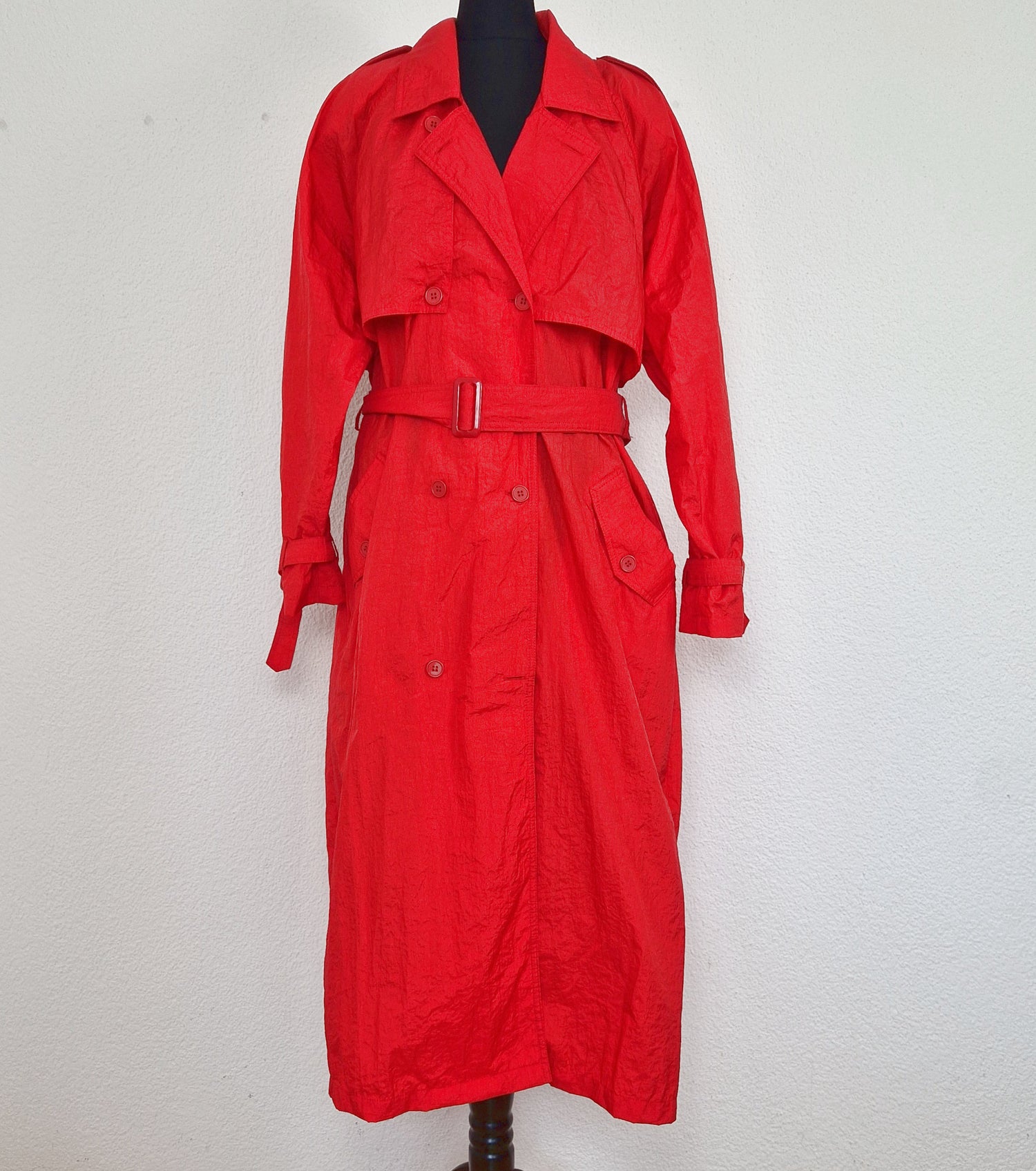 Einzigartiger und nachhaltiger Vintage Regenmantel in rot. Unique and sustainable vintage raincoat in red. Front.