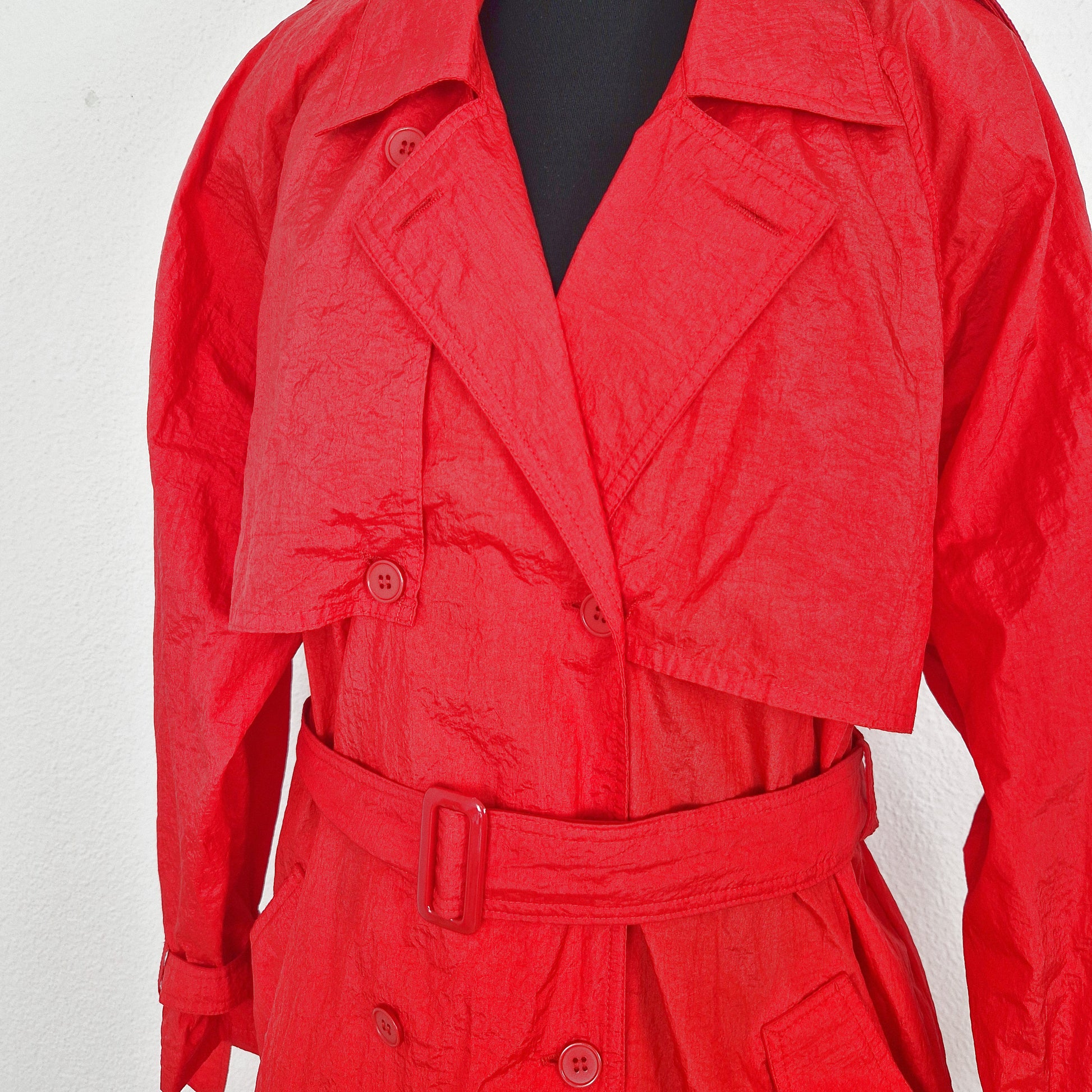 Einzigartiger und nachhaltiger Vintage Regenmantel in rot. Unique and sustainable vintage raincoat in red. Close-up.