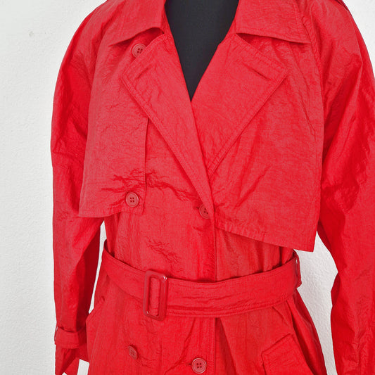 Einzigartiger und nachhaltiger Vintage Regenmantel in rot. Unique and sustainable vintage raincoat in red. Close-up.