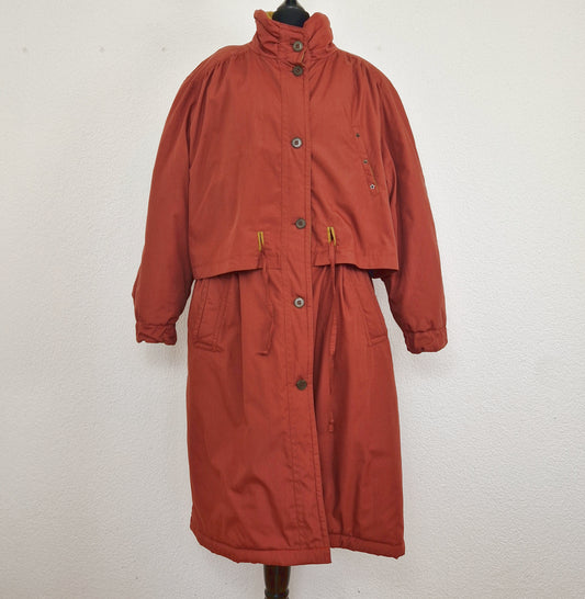 Einzigartiger und nachhaltiger Vintage Mantel in rostrot-ocker. Unique and sutainable vintage coat in rust-ochre. Front.