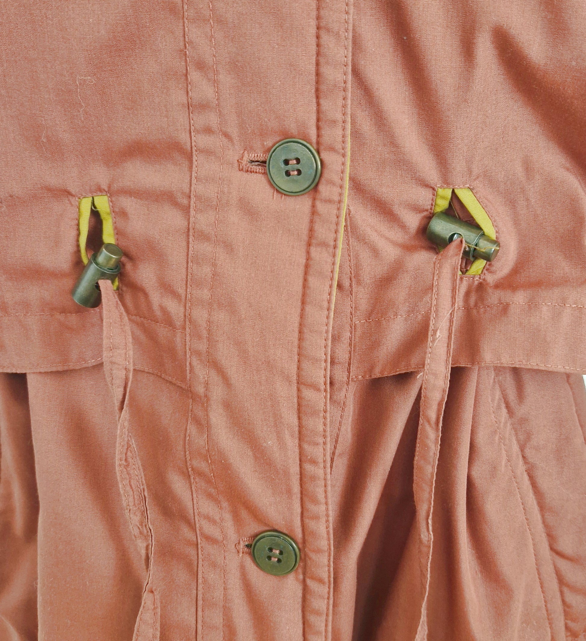 Einzigartiger und nachhaltiger Vintage Mantel in rostrot-ocker. Unique and sutainable vintage coat in rust-ochre. Close-up 5.