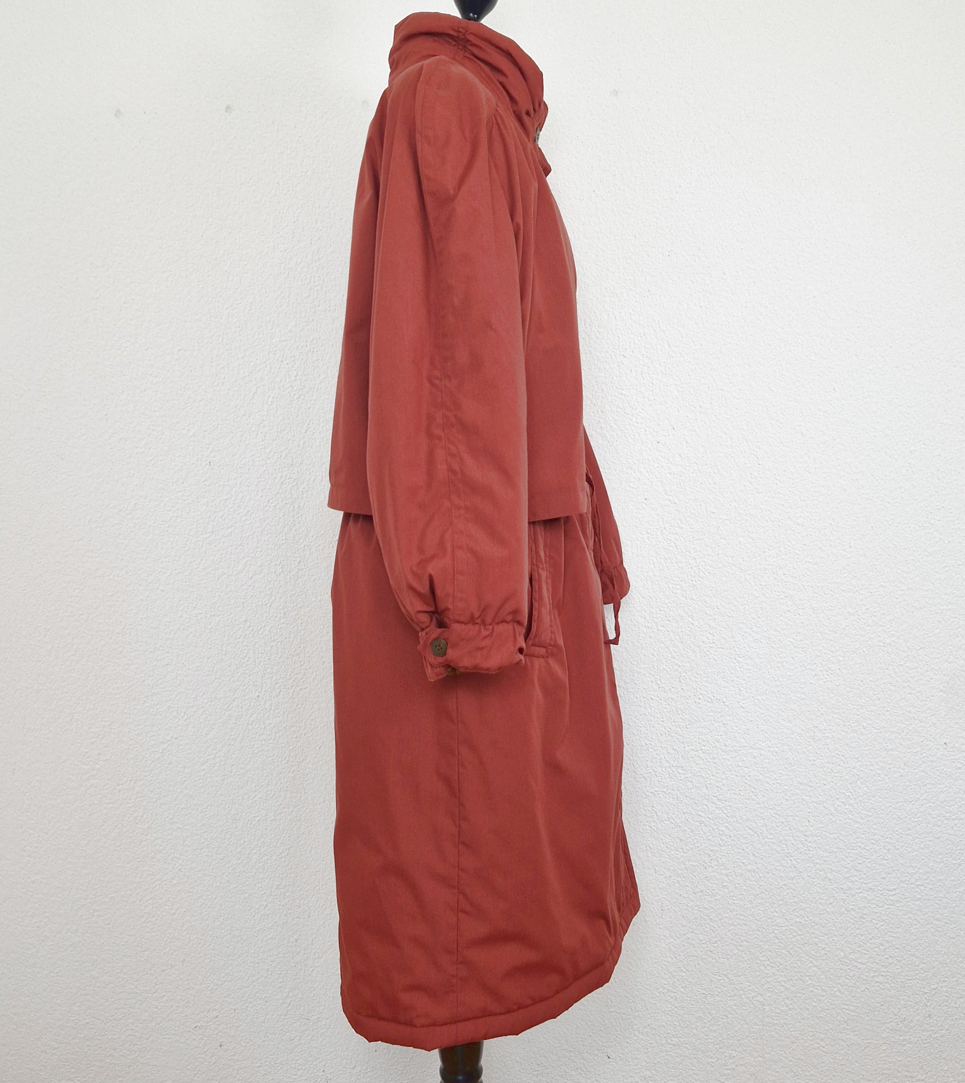 Einzigartiger und nachhaltiger Vintage Mantel in rostrot-ocker. Unique and sutainable vintage coat in rust-ochre. Side.