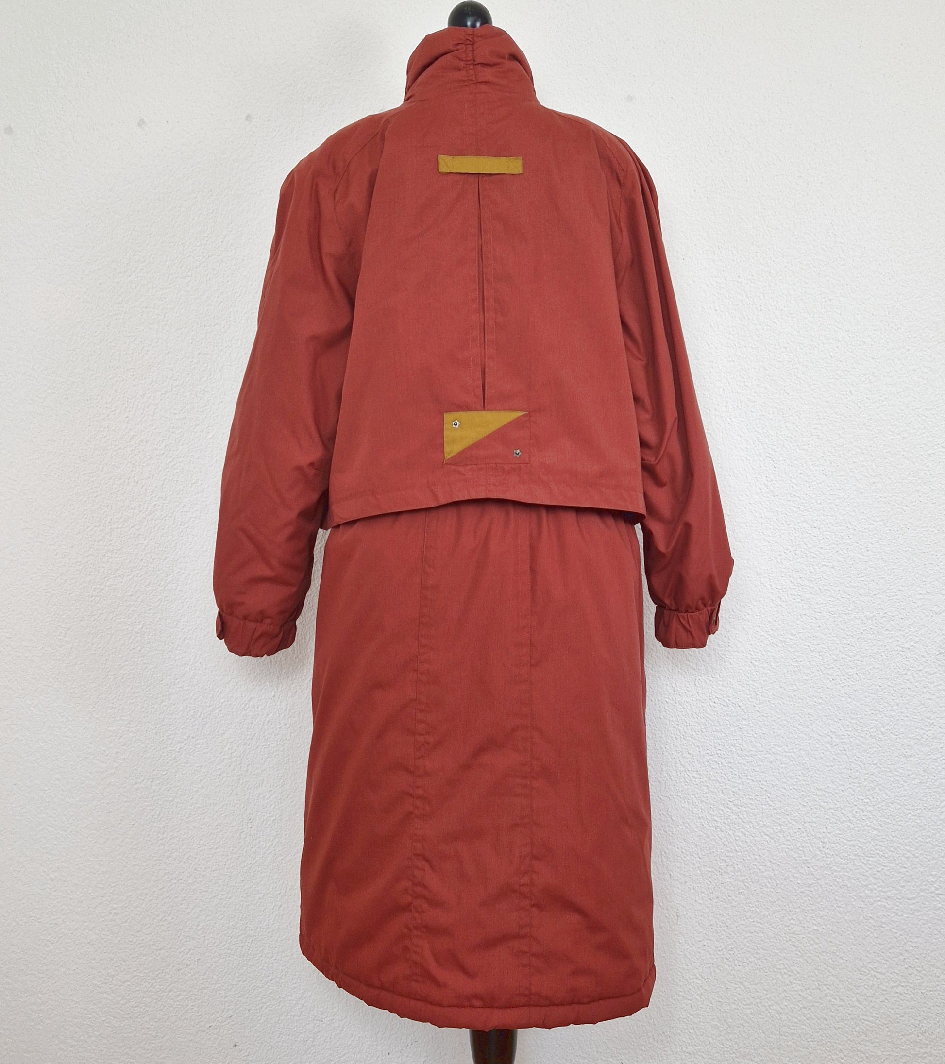 Einzigartiger und nachhaltiger Vintage Mantel in rostrot-ocker. Unique and sutainable vintage coat in rust-ochre. Back.