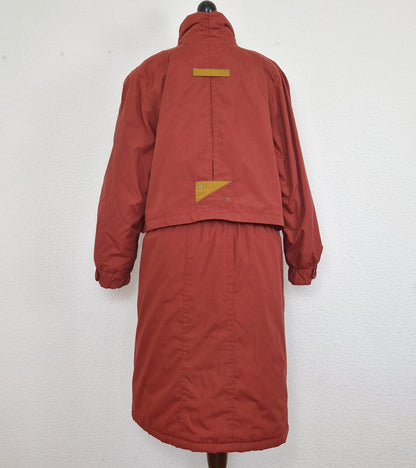 Einzigartiger und nachhaltiger Vintage Mantel in rostrot-ocker. Unique and sutainable vintage coat in rust-ochre. Back.