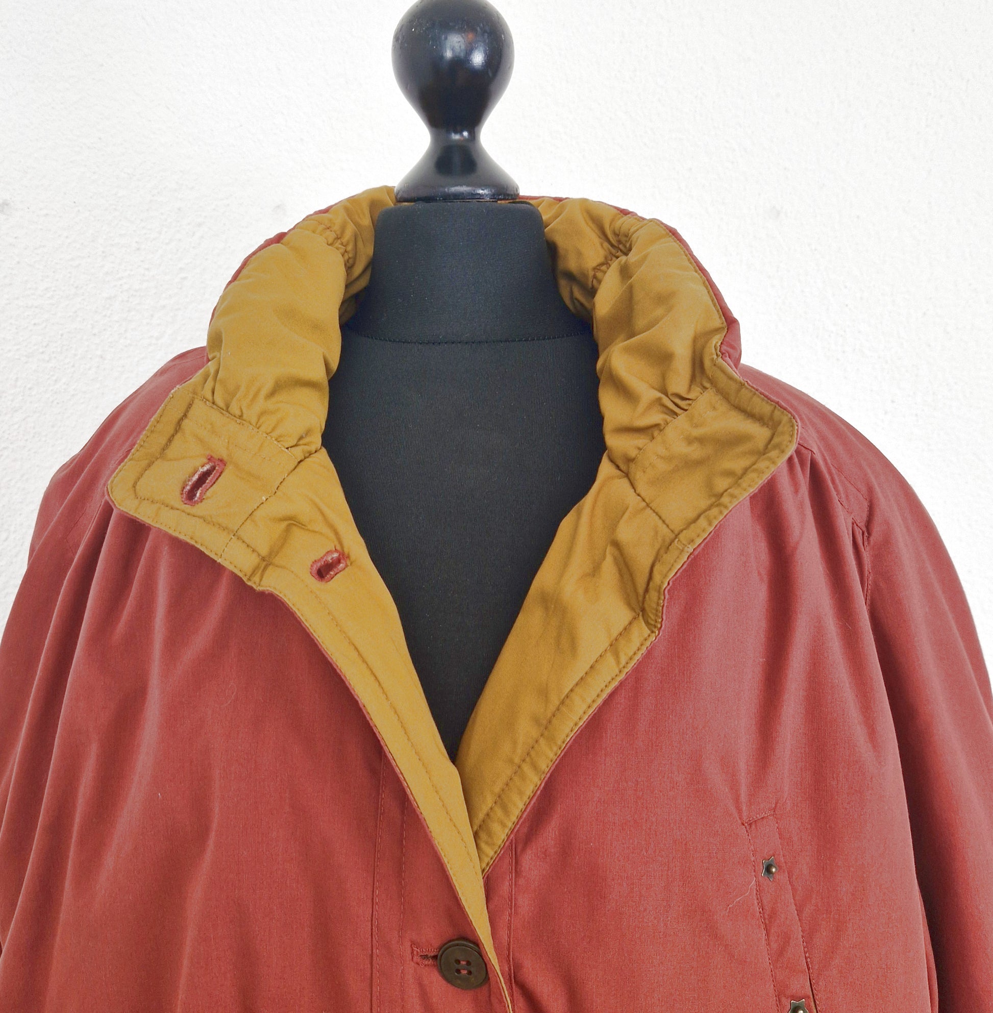 Einzigartiger und nachhaltiger Vintage Mantel in rostrot-ocker. Unique and sutainable vintage coat in rust-ochre. Close-up 2.