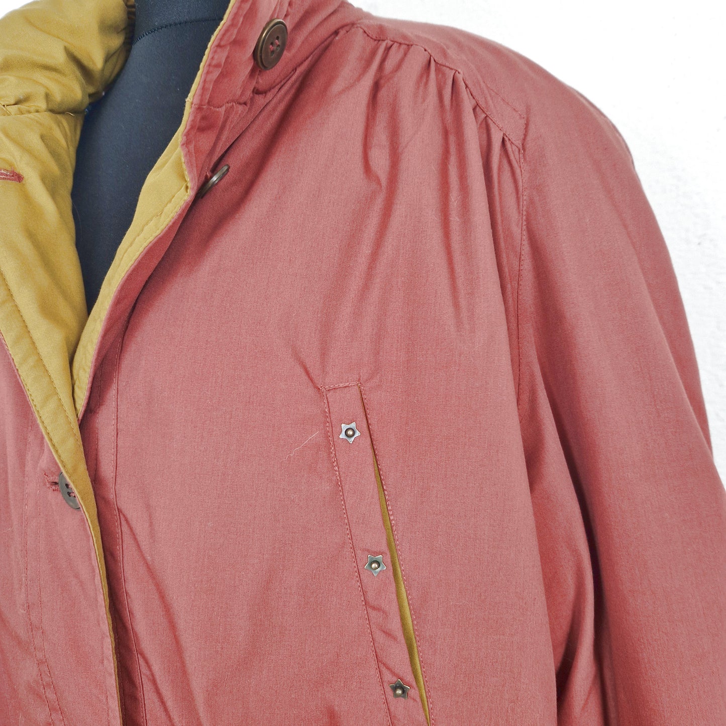 Einzigartiger und nachhaltiger Vintage Mantel in rostrot-ocker. Unique and sutainable vintage coat in rust-ochre. Close-up 3.
