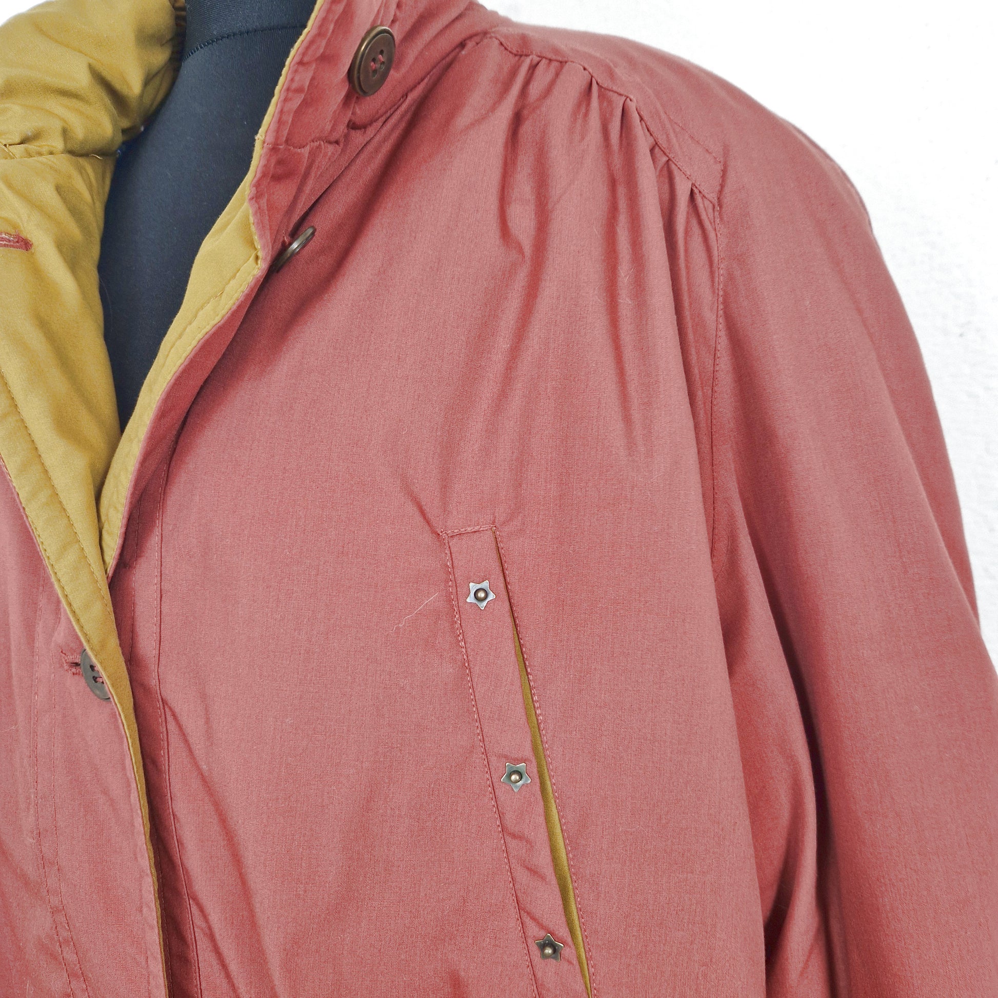 Einzigartiger und nachhaltiger Vintage Mantel in rostrot-ocker. Unique and sutainable vintage coat in rust-ochre. Close-up 3.