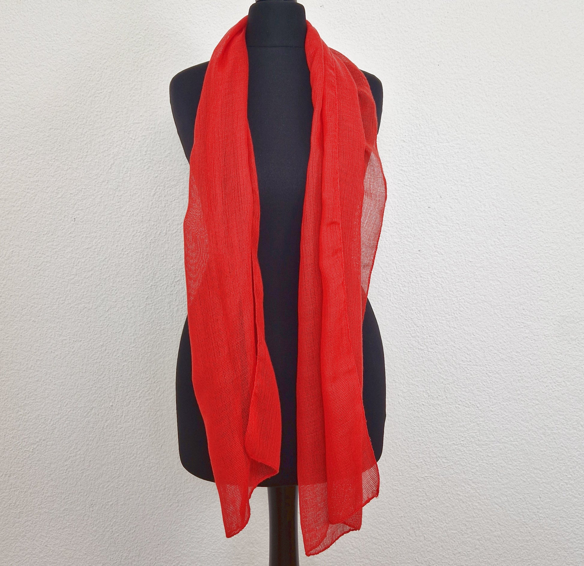Einzigartiger und nachhaltiger Vintage Schal in rot. Unique and sustainable vintage scarf in red. Front 3.