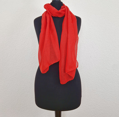 Einzigartiger und nachhaltiger Vintage Schal in rot. Unique and sustainable vintage scarf in red. Front 2.