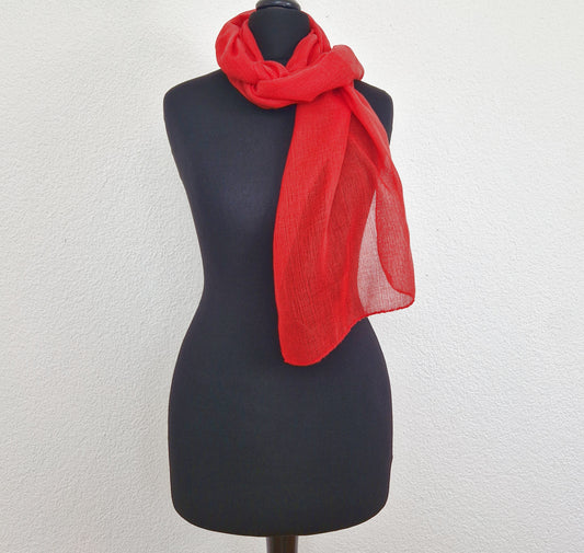 Einzigartiger und nachhaltiger Vintage Schal in rot. Unique and sustainable vintage scarf in red. Front 1.