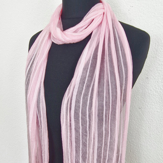 Einzigartiger und nachhaltiger Vintage Schal in rosa mit Streifen. Unique and sustainable vintage scarf in pink with stripes. Close-up.