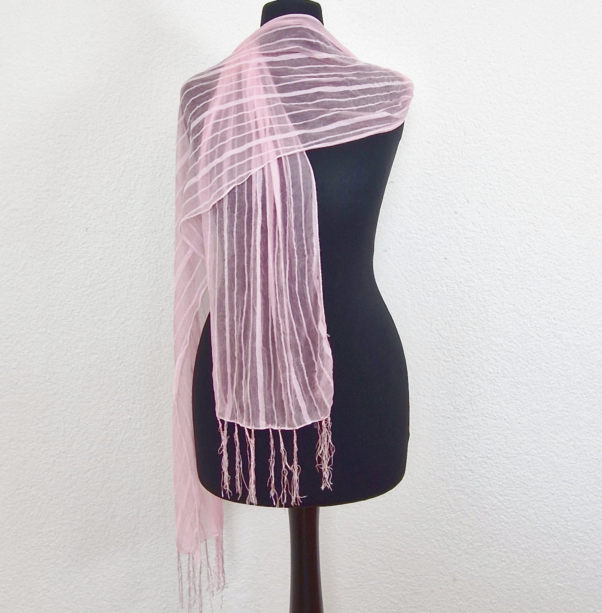 Einzigartiger und nachhaltiger Vintage Schal in rosa mit Streifen. Unique and sustainable vintage scarf in pink with stripes. Front 1.