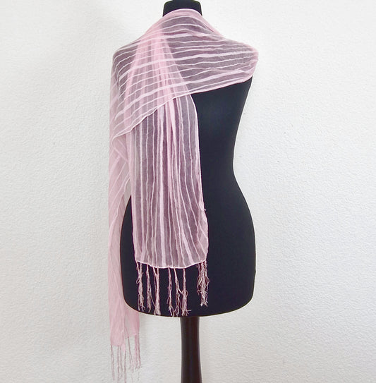 Einzigartiger und nachhaltiger Vintage Schal in rosa mit Streifen. Unique and sustainable vintage scarf in pink with stripes. Front 1.