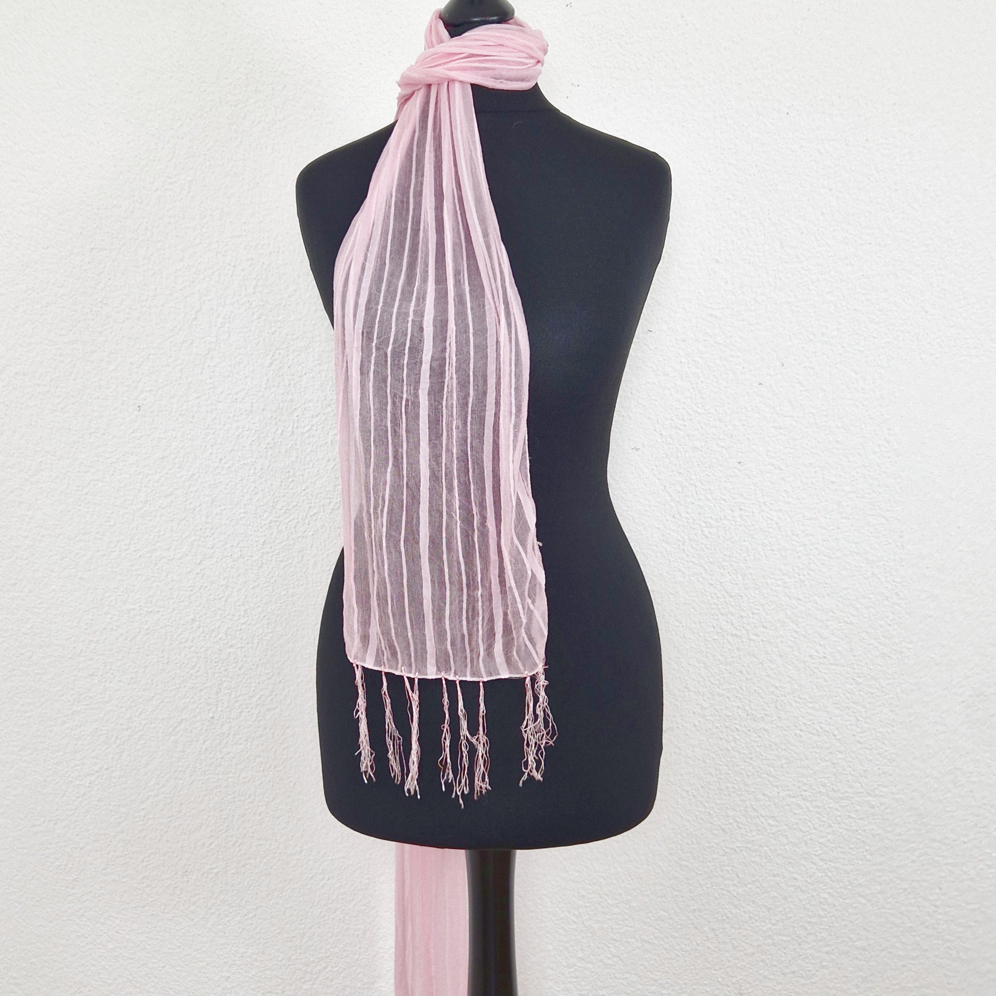 Einzigartiger und nachhaltiger Vintage Schal in rosa mit Streifen. Unique and sustainable vintage scarf in pink with stripes. Front 3.