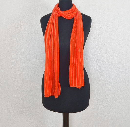 Einzigartiger und nachhaltiger Vintage Schal in orange mit Streifen. Unique and sustainable vintage scarf in orange with stripes. Front 1.