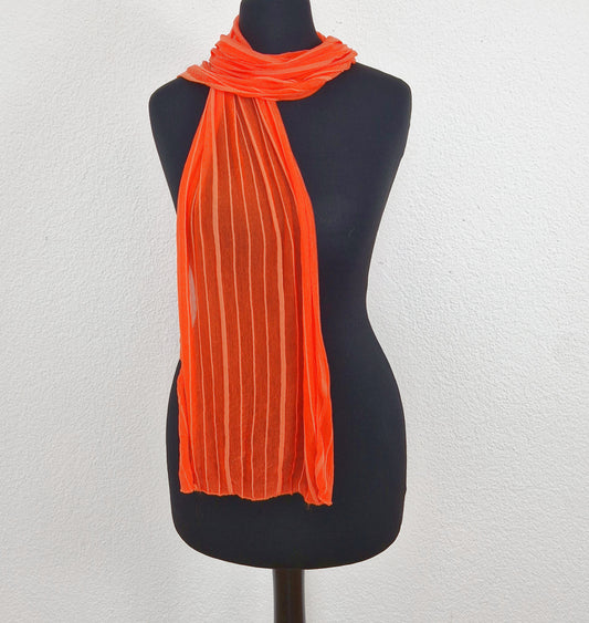 Einzigartiger und nachhaltiger Vintage Schal in orange mit Streifen. Unique and sustainable vintage scarf in orange with stripes. Front 2.