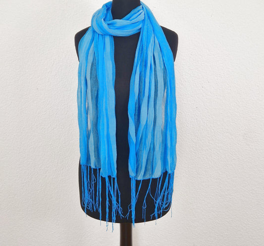 Einzigartiger und nachhaltiger Vintage Schal in Türkis mit Fransen. Unique and sustainable vintage scarf in turquois with fringe. Front 1.