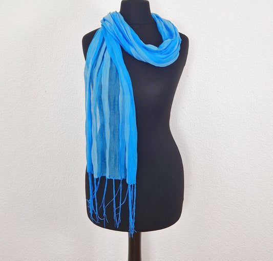Einzigartiger und nachhaltiger Vintage Schal in Türkis mit Fransen. Unique and sustainable vintage scarf in turquois with fringe. Front 2.
