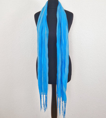 Einzigartiger und nachhaltiger Vintage Schal in Türkis mit Fransen. Unique and sustainable vintage scarf in turquois with fringe. Front 5.