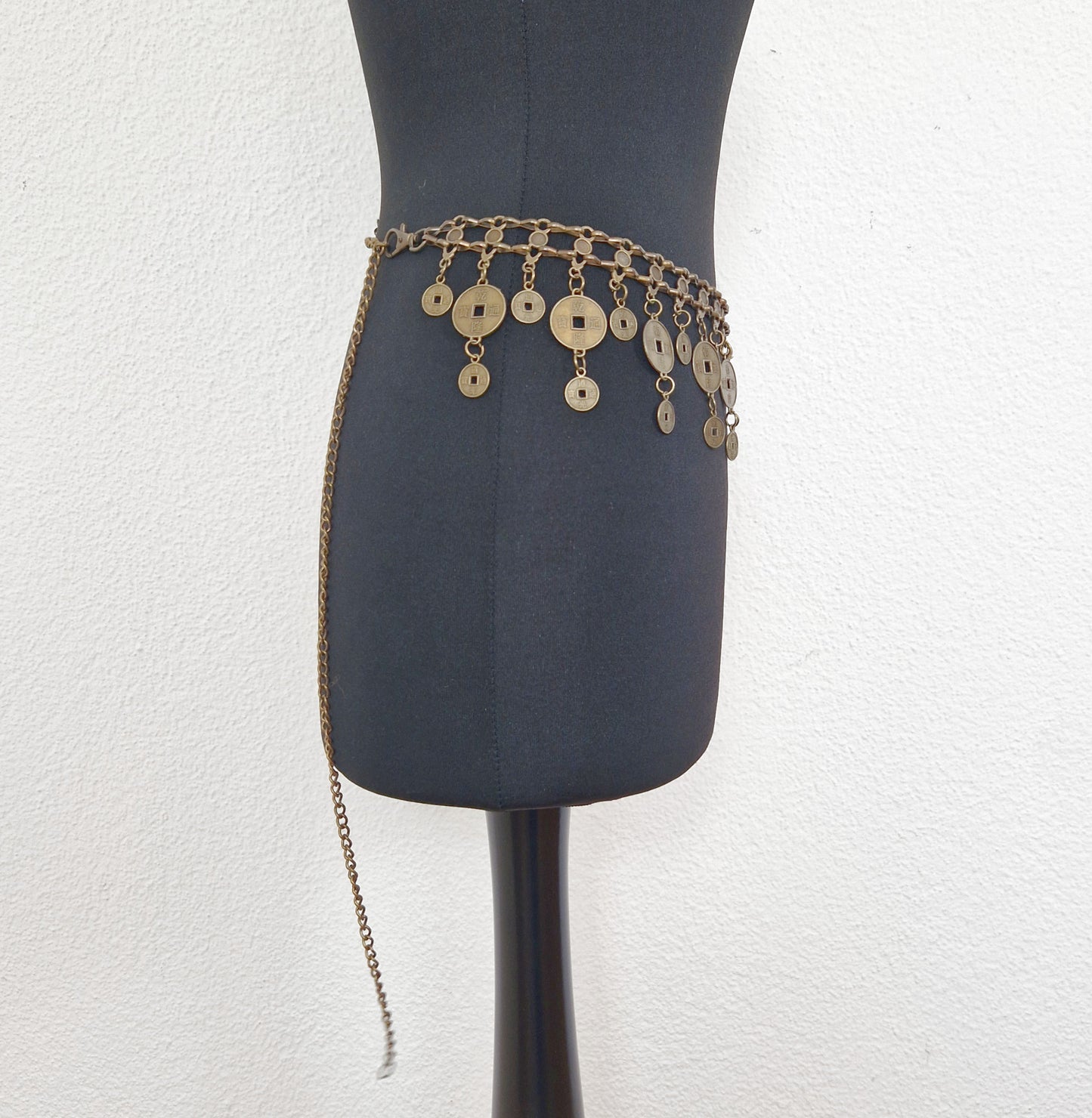 Einzigartiger und nachhaltiger Vintage Gürtel, Münzen. Unique and sustainable vintage belt, coins. Side.
