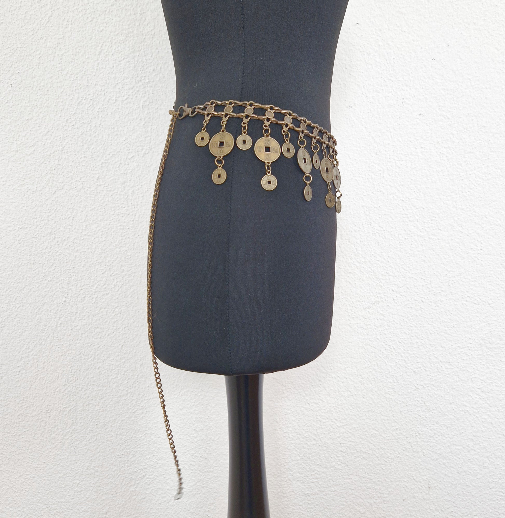 Einzigartiger und nachhaltiger Vintage Gürtel, Münzen. Unique and sustainable vintage belt, coins. Side.