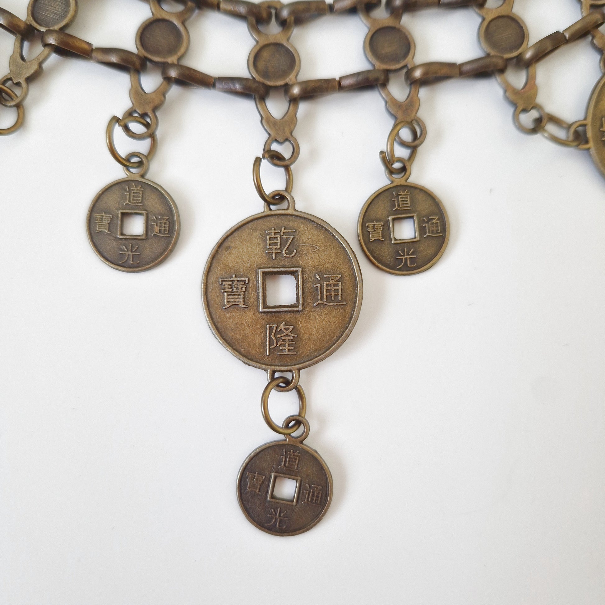 Einzigartiger und nachhaltiger Vintage Gürtel, Münzen. Unique and sustainable vintage belt, coins. Close-up 2.