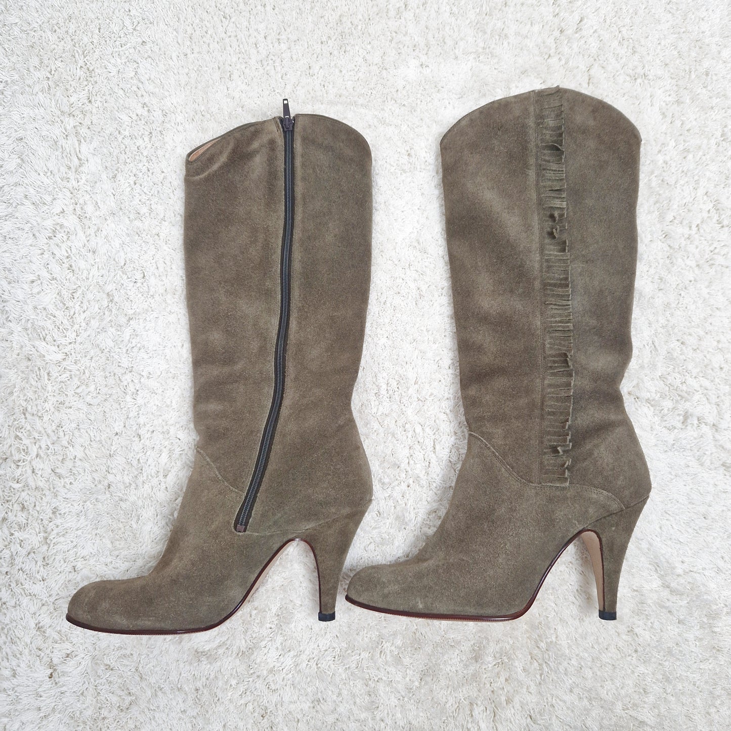Einzigartige und nachhaltige Vintage Stiefel in khaki und Leder. Unique and sustainable vintage boots in khaki an leather. Side.