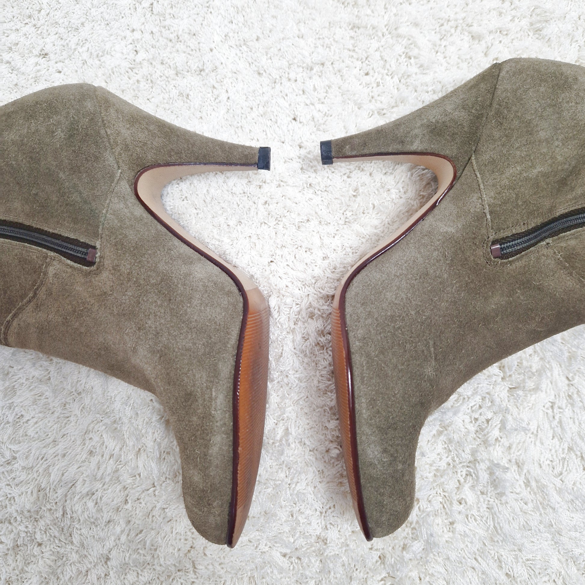 Einzigartige und nachhaltige Vintage Stiefel in khaki und Leder. Unique and sustainable vintage boots in khaki an leather. Heels.