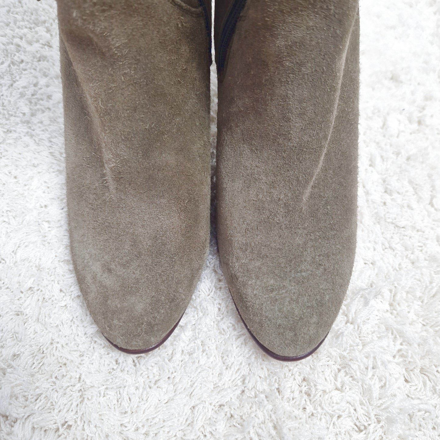 Einzigartige und nachhaltige Vintage Stiefel in khaki und Leder. Unique and sustainable vintage boots in khaki an leather. Front.