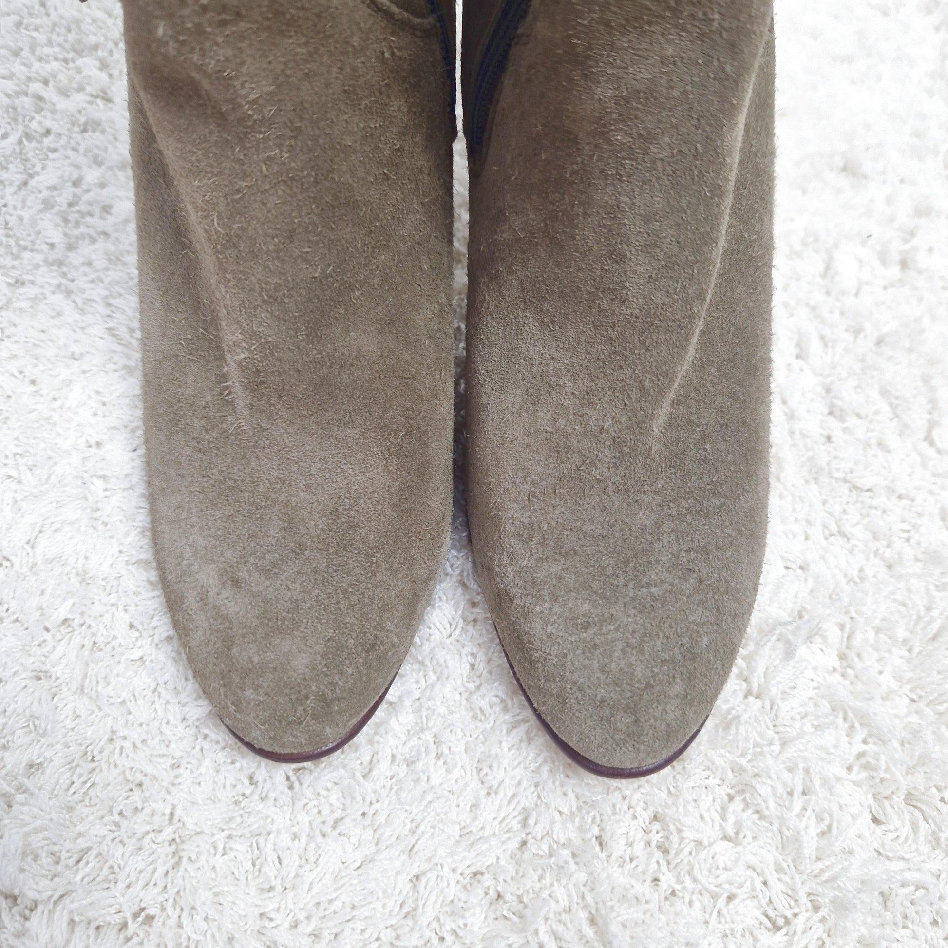 Einzigartige und nachhaltige Vintage Stiefel in khaki und Leder. Unique and sustainable vintage boots in khaki an leather. Front.