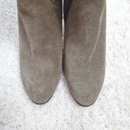 Einzigartige und nachhaltige Vintage Stiefel in khaki und Leder. Unique and sustainable vintage boots in khaki an leather. Front.