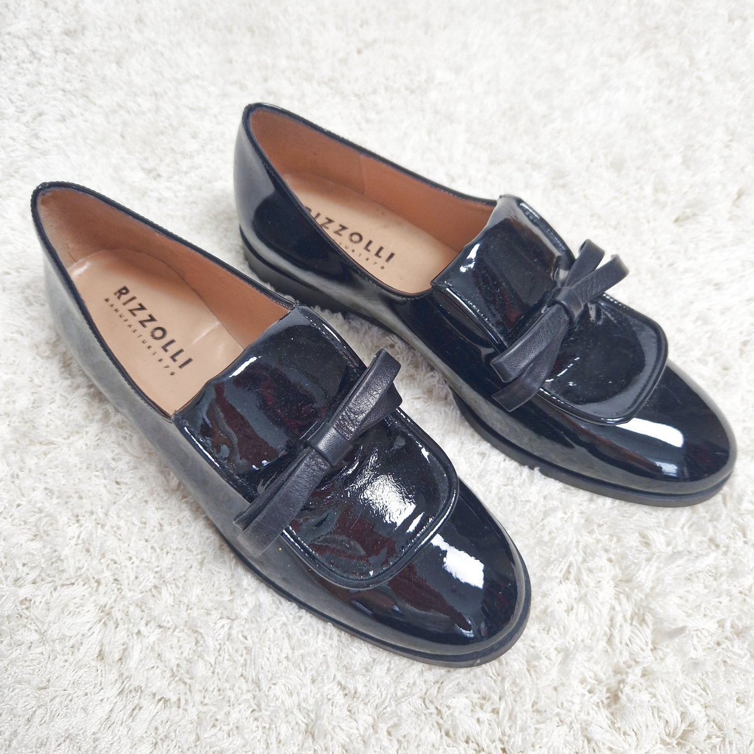 Einzigartige und nachhaltige Vintage Loafers in schwarz und Leder. Unique and sustainable vintage loafers in black and leather. Side.