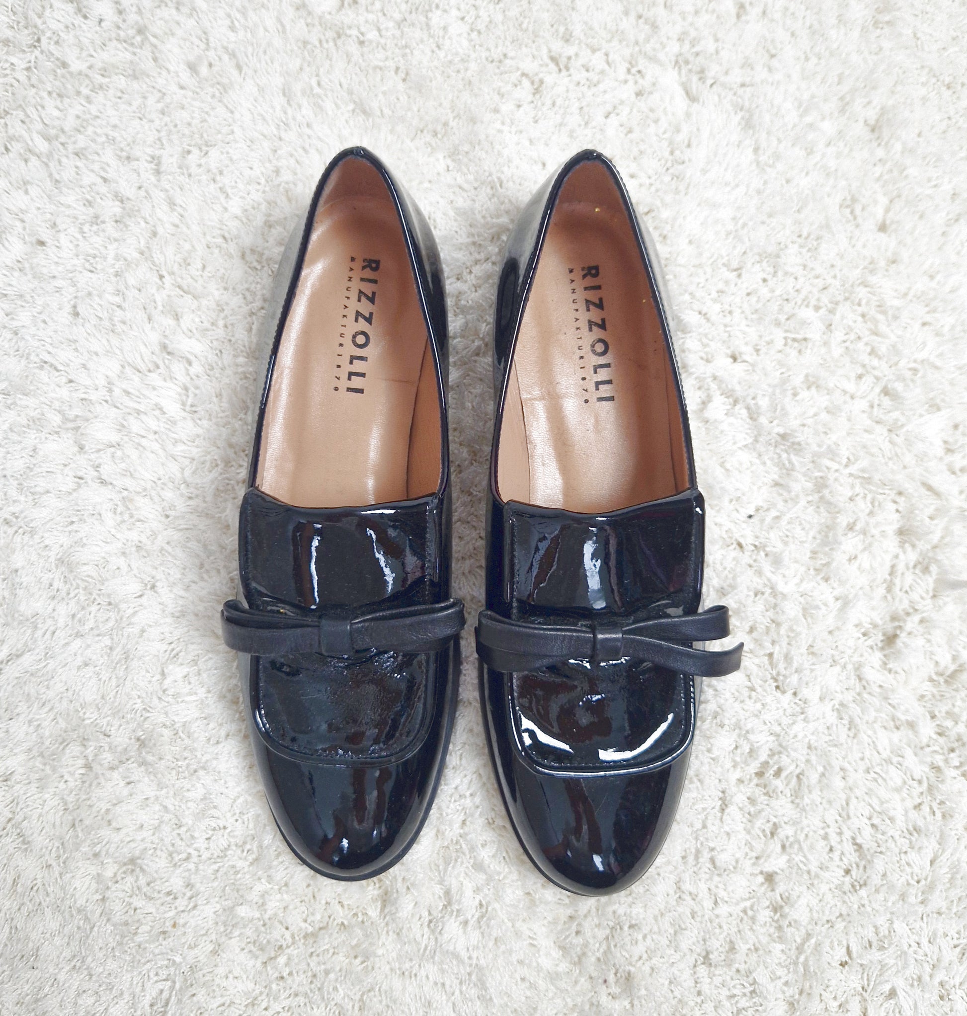 Einzigartige und nachhaltige Vintage Loafers in schwarz und Leder. Unique and sustainable vintage loafers in black and leather. Above.