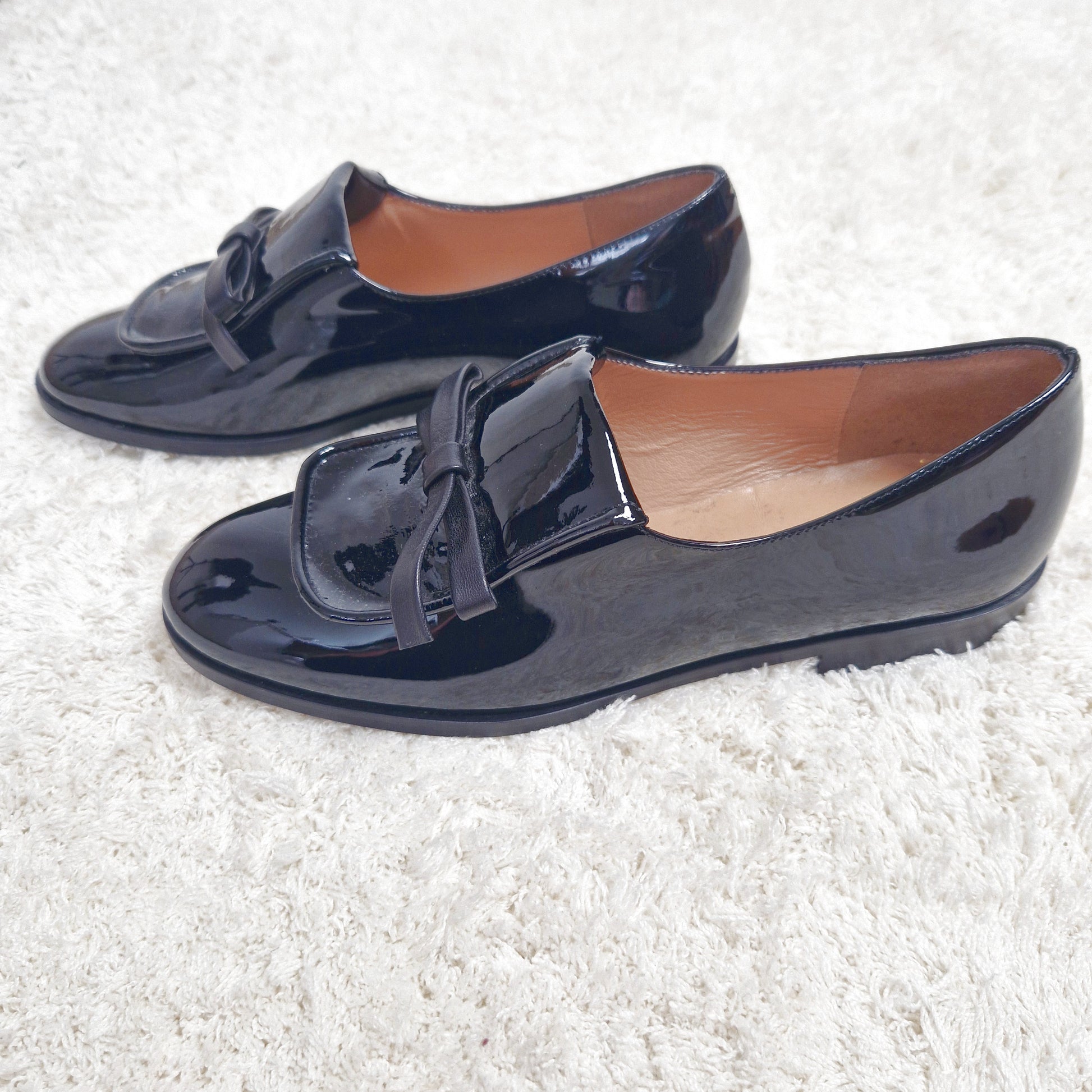 Einzigartige und nachhaltige Vintage Loafers in schwarz und Leder. Unique and sustainable vintage loafers in black and leather. Side 2.