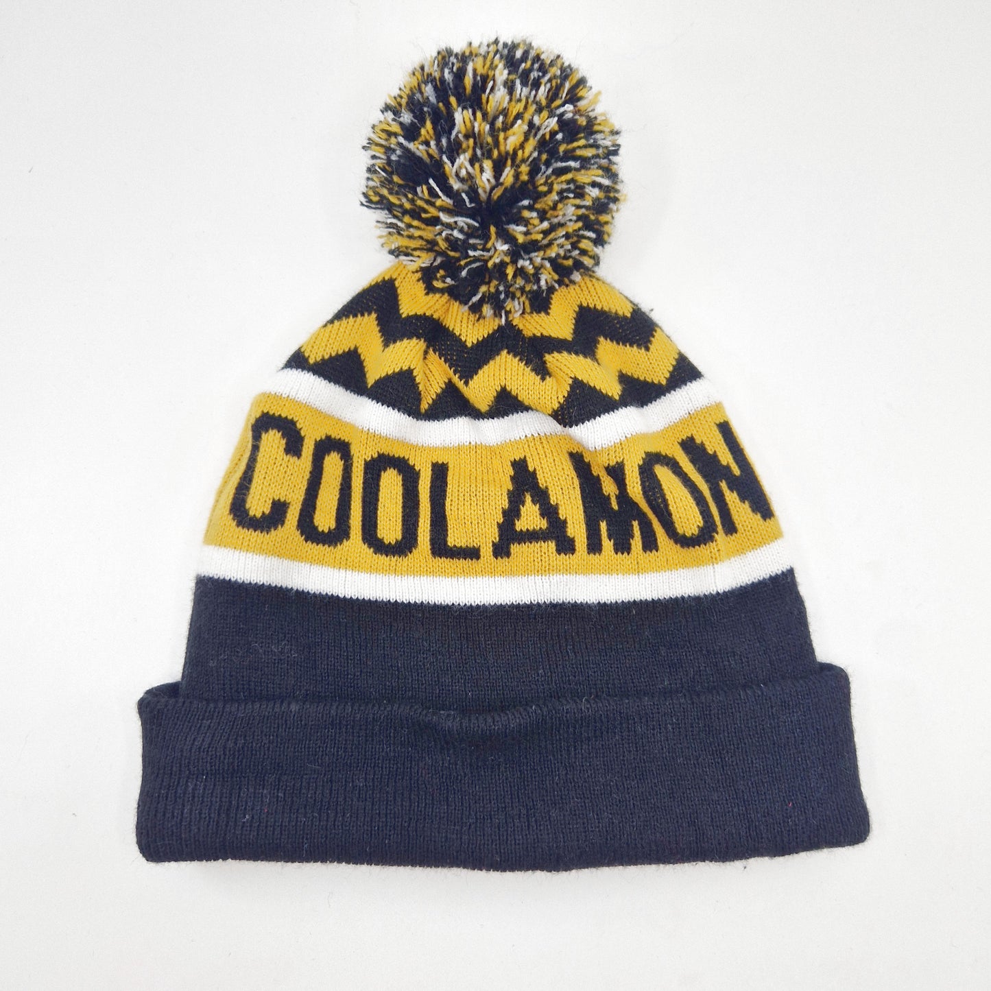 Einzigartige und nachhaltige Vintage Mütze/Beanie in schwarz-gelb-weiss, Coolamon. Unique and sustainable vintage beanie in black-yellow-white, Coolamon. Back.