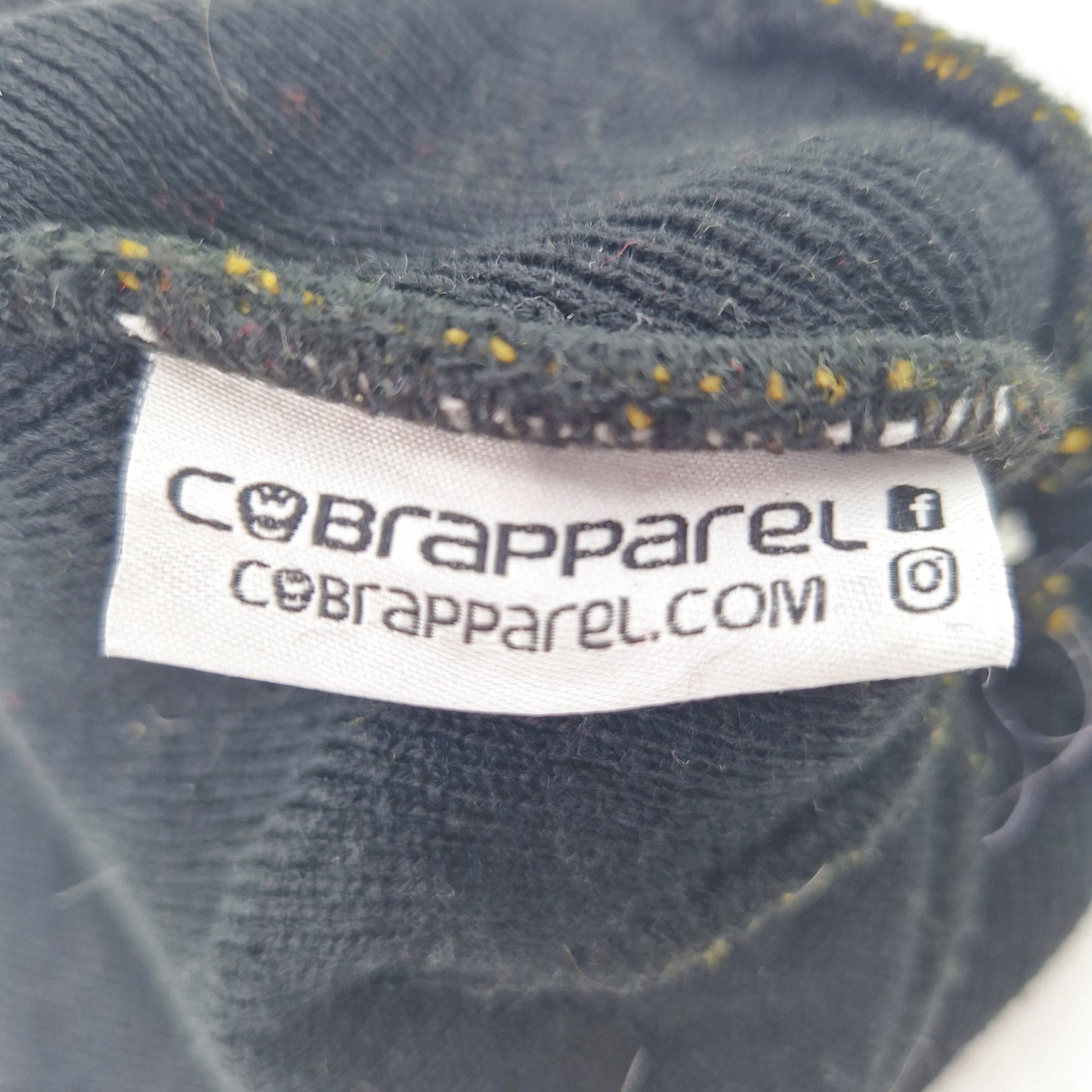 Einzigartige und nachhaltige Vintage Mütze/Beanie in schwarz-gelb-weiss, Coolamon. Unique and sustainable vintage beanie in black-yellow-white, Coolamon. Tag.