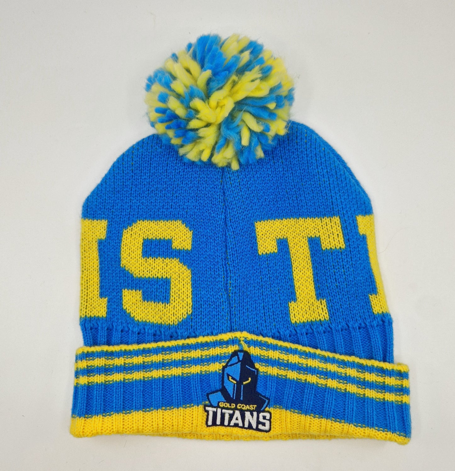Einzigartige und nachhaltige Vintage Mütze/Beanie in hellblau-gelb, Titans. Unique and sustainable vintage beanie in light blue-yellow, Titans. Front.