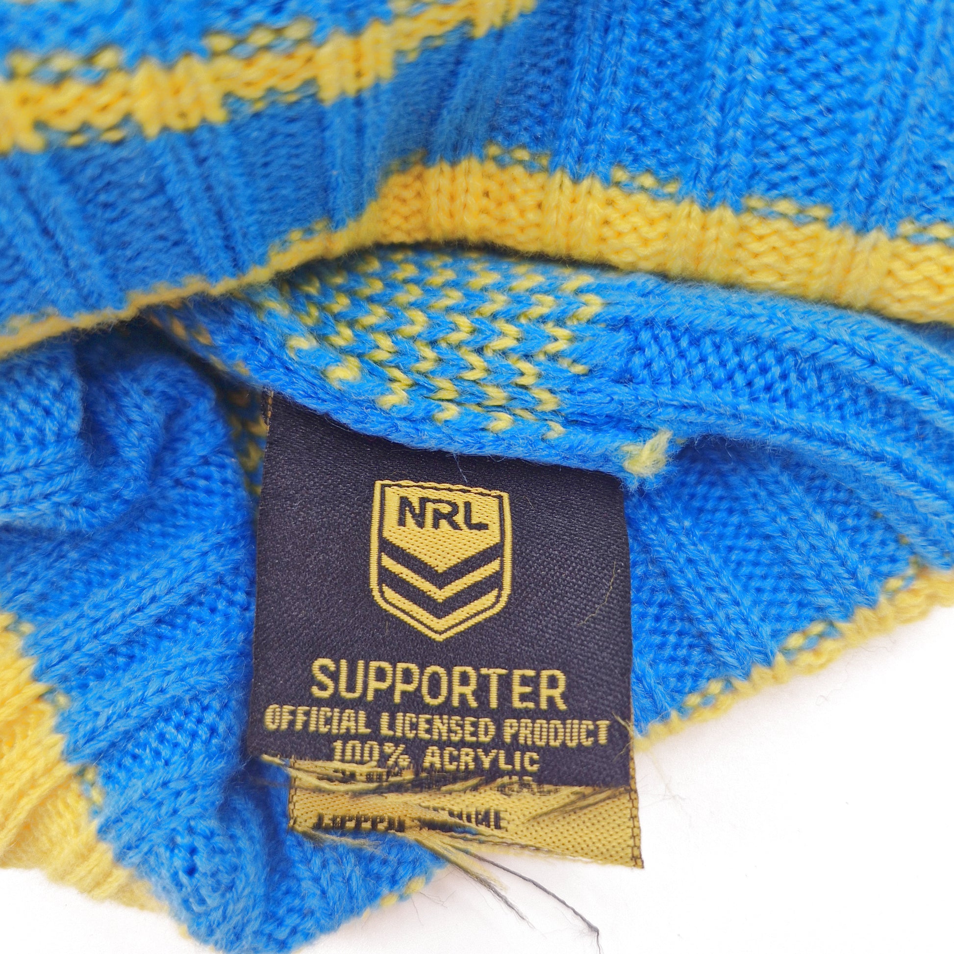 Einzigartige und nachhaltige Vintage Mütze/Beanie in hellblau-gelb, Titans. Unique and sustainable vintage beanie in light blue-yellow, Titans. Tag.