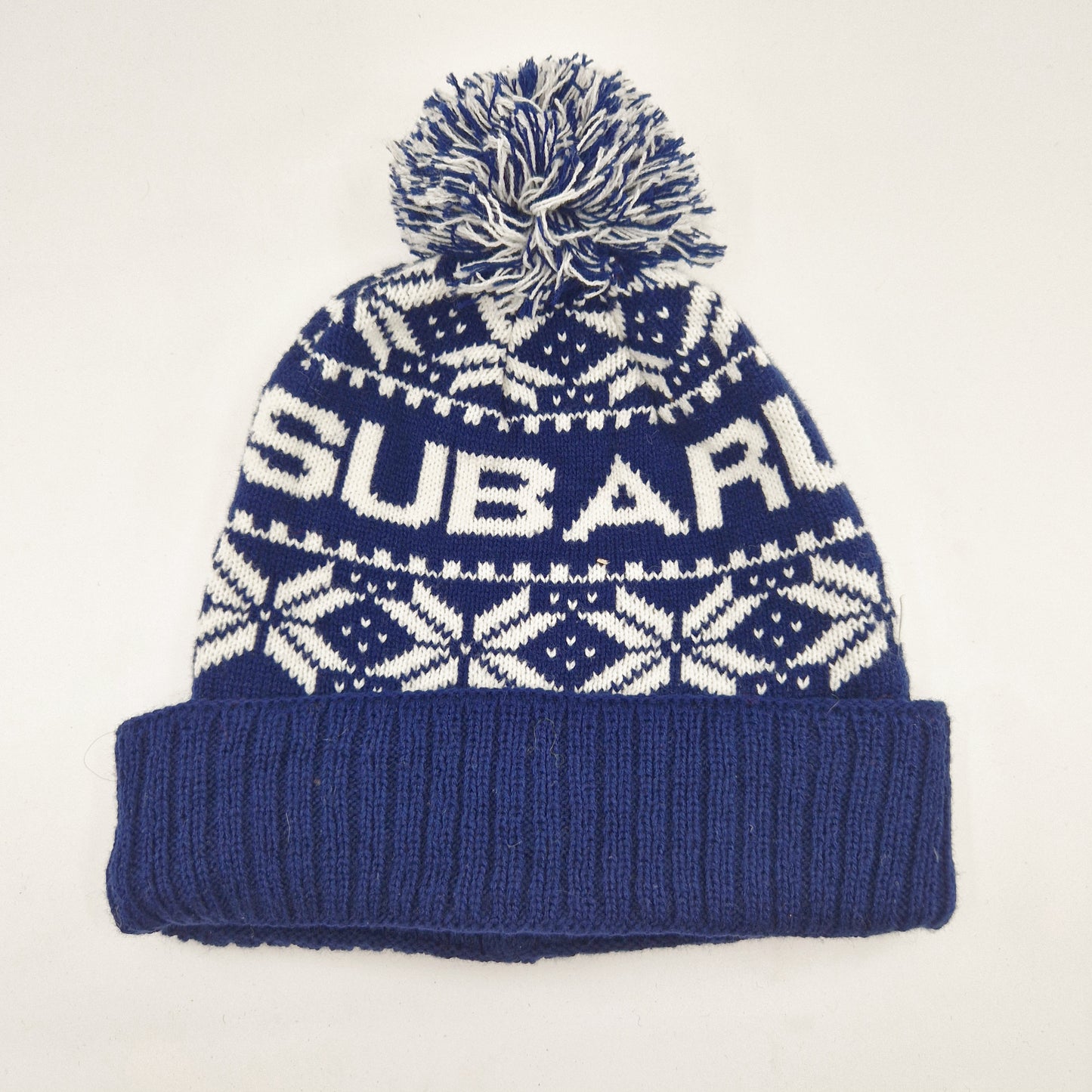 Einzigartige und nachhaltige Vintage Mütze/Beanie in dunkelblau-weiss, Subaru. Unique and sustainable vintage beanie in dark-blue-white, Subaru. Front.