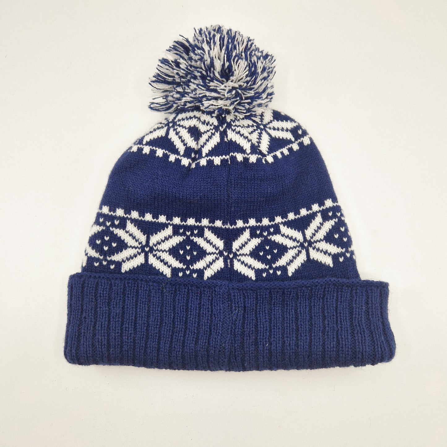 Einzigartige und nachhaltige Vintage Mütze/Beanie in dunkelblau-weiss, Subaru. Unique and sustainable vintage beanie in dark-blue-white, Subaru. Back.