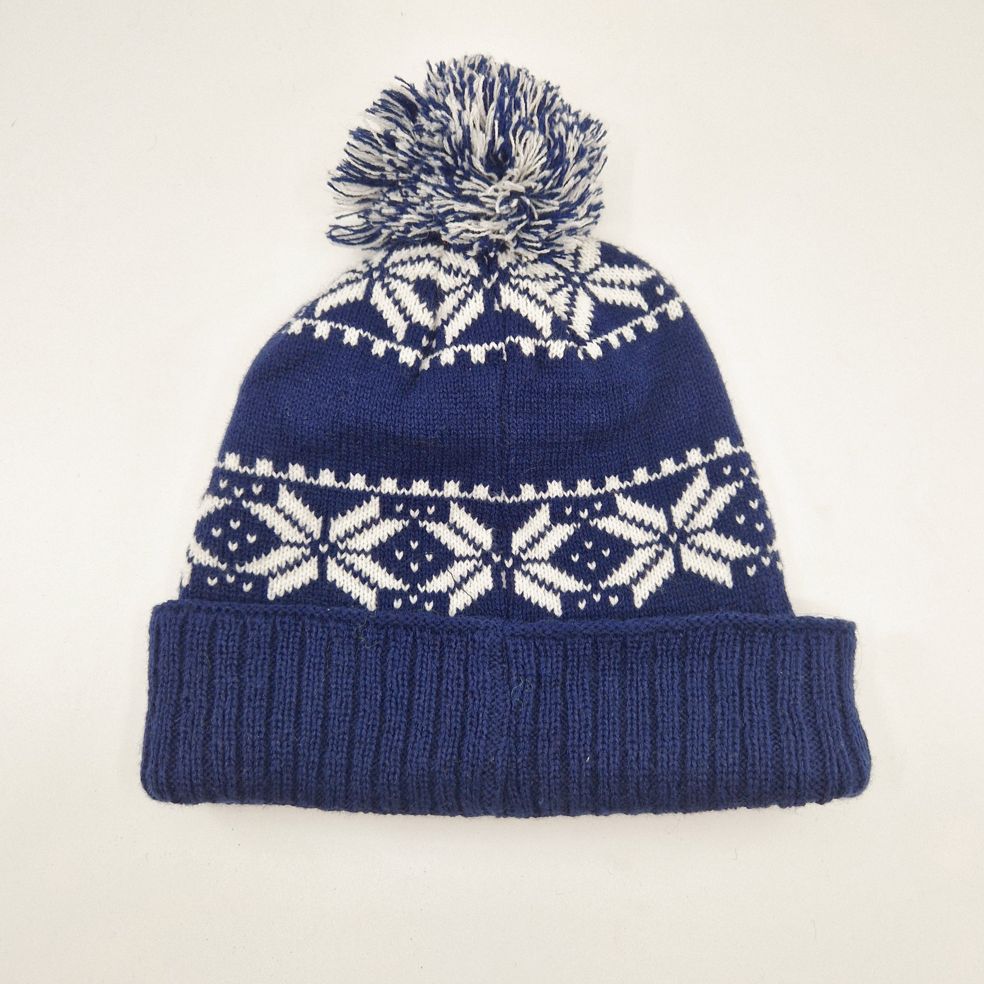Einzigartige und nachhaltige Vintage Mütze/Beanie in dunkelblau-weiss, Subaru. Unique and sustainable vintage beanie in dark-blue-white, Subaru. Back.