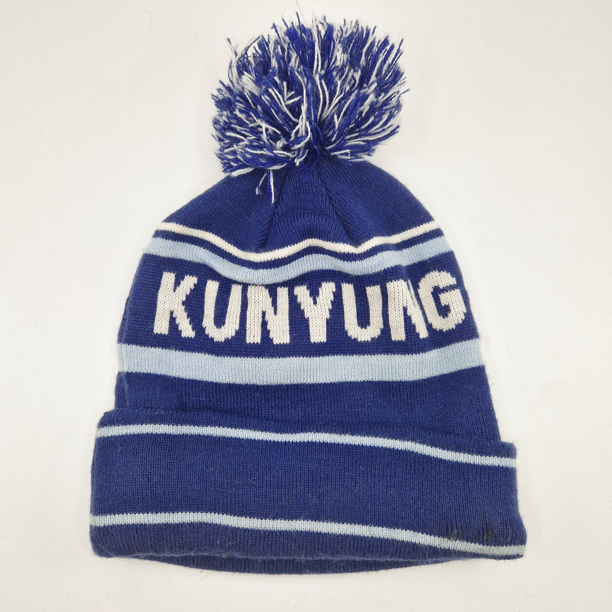 Einzigartige und nachhaltige Vintage Mütze/Beanie in dunkelblau-hellblau-weiss, Kunyung. Unique and sustainable vintage beanie in dark blue-light blue-white, Kunyung. Front.