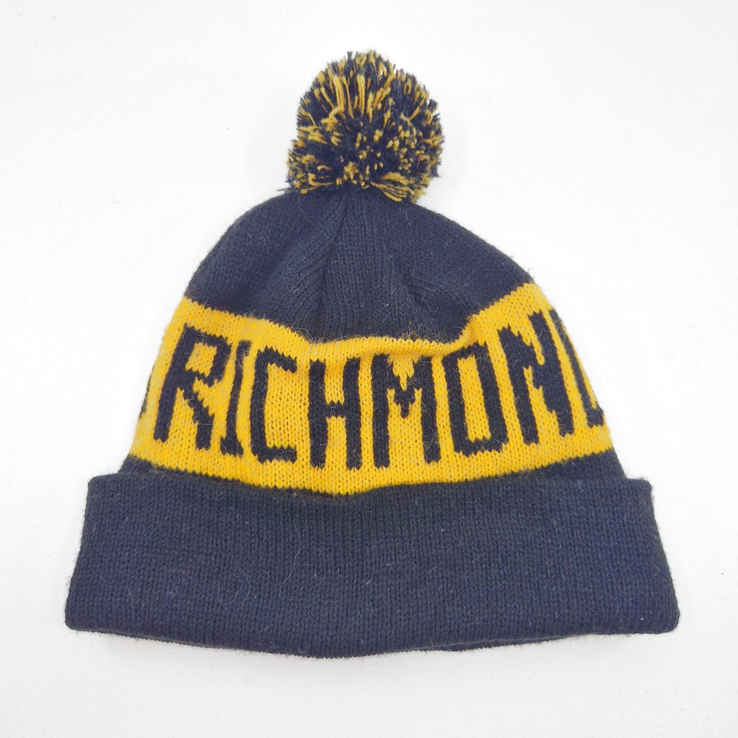 Einzigartige und nachhaltige Vintage Mütze/Beanie in schwarz-gelb, Richmond. Unique and sustainable vintage beanie in black-yellow, Richmond. Front.