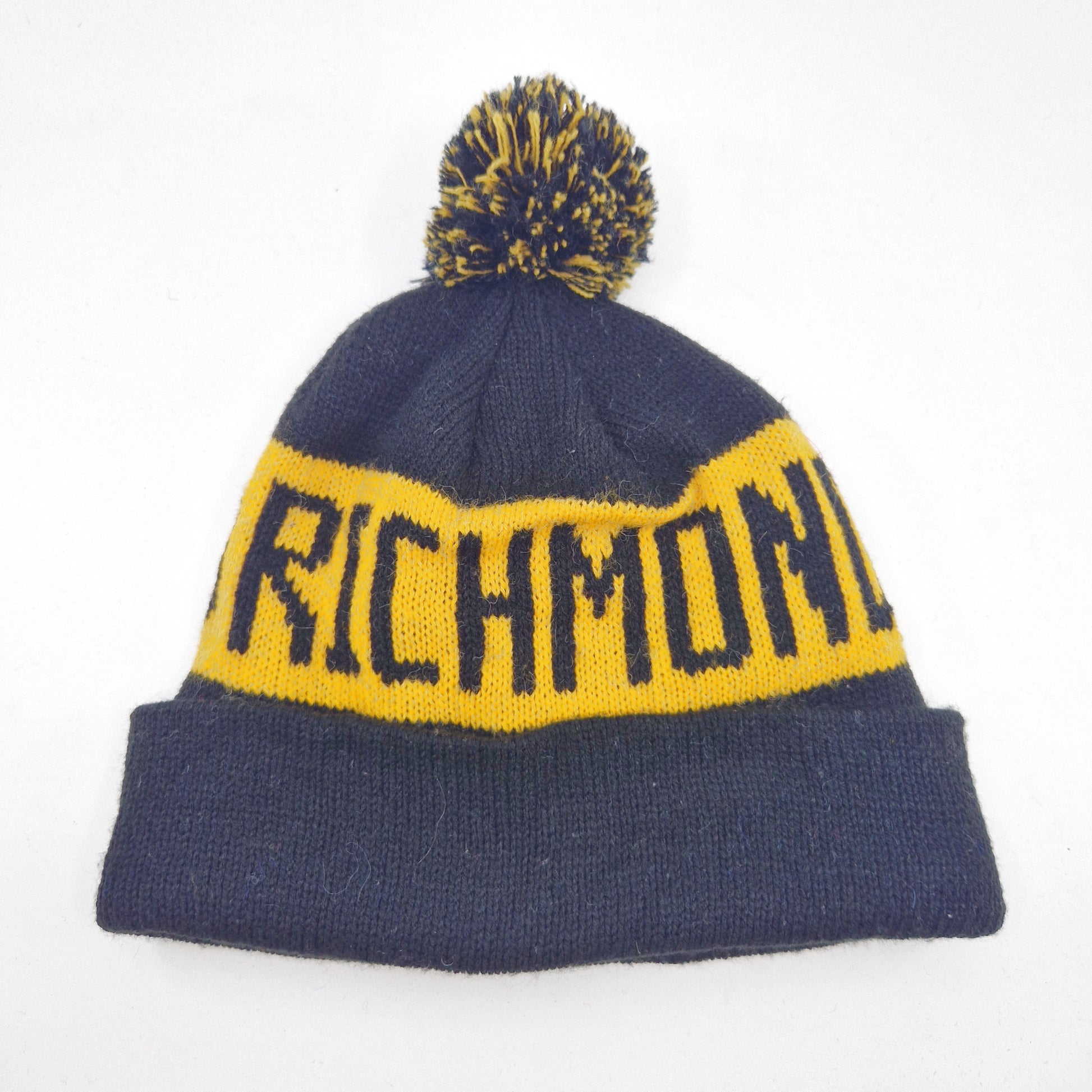 Einzigartige und nachhaltige Vintage Mütze/Beanie in schwarz-gelb, Richmond. Unique and sustainable vintage beanie in black-yellow, Richmond. Front.