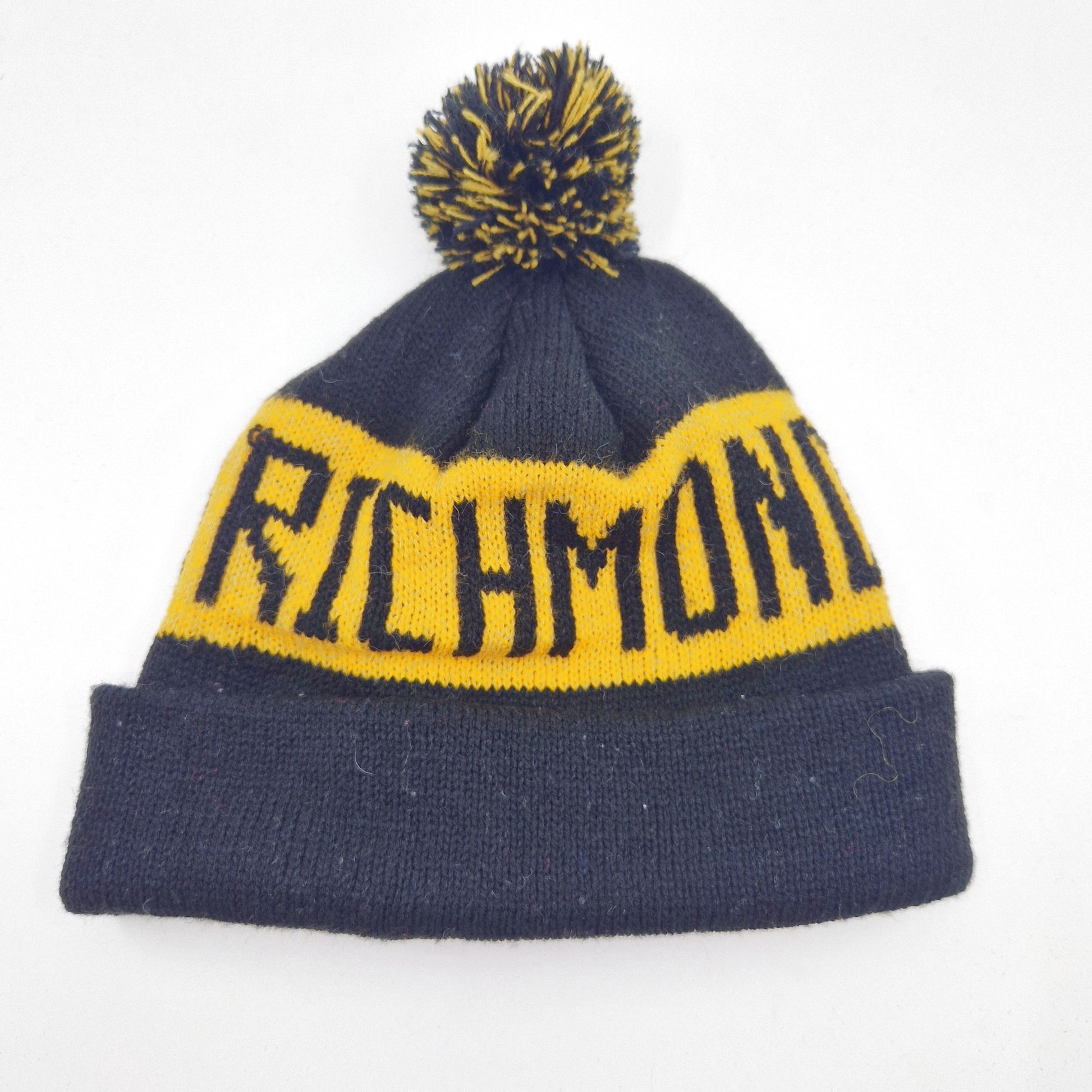 Einzigartige und nachhaltige Vintage Mütze/Beanie in schwarz-gelb, Richmond. Unique and sustainable vintage beanie in black-yellow, Richmond. Back.