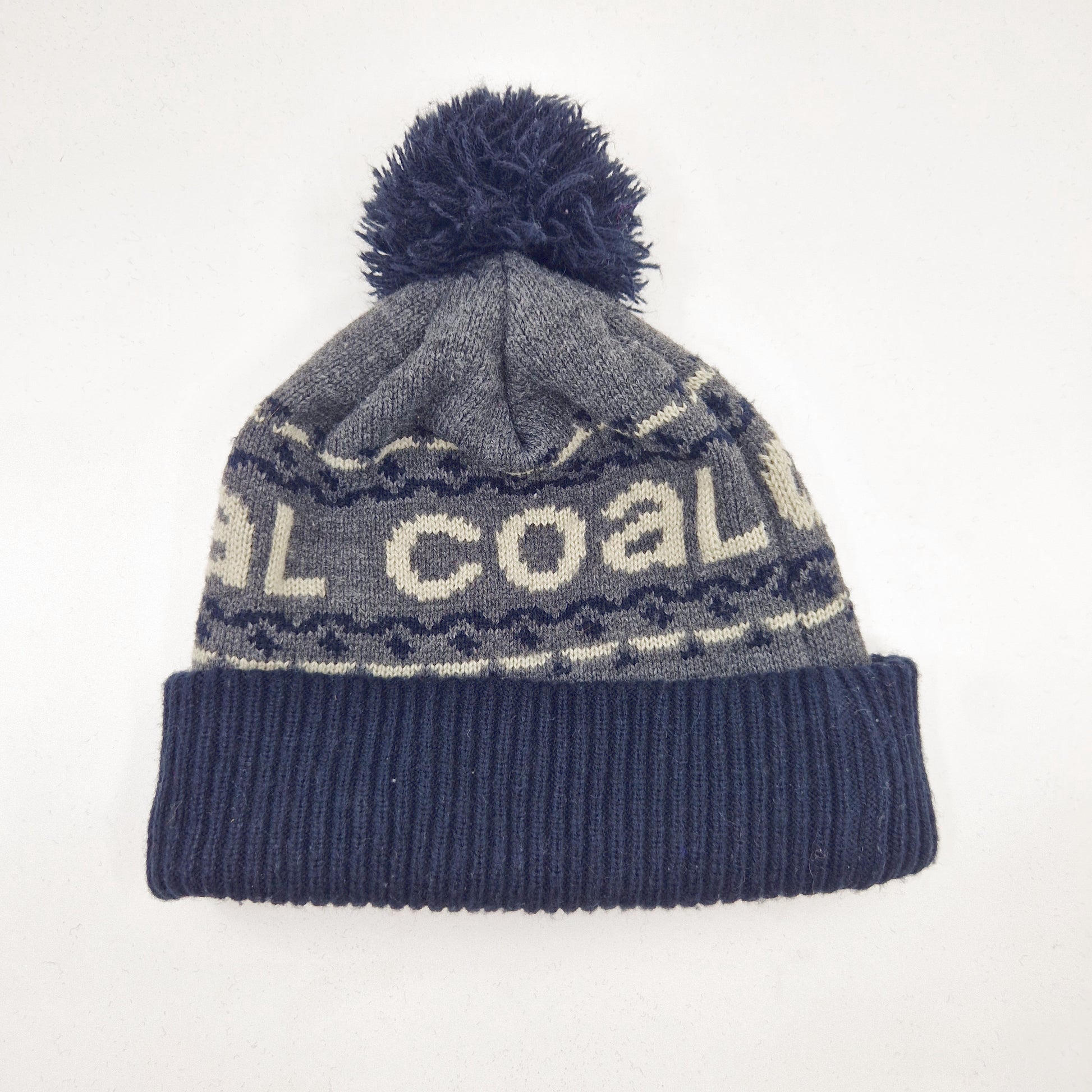 Einzigartige und nachhaltige Vintage Mütze/Beanie in schwarz-dunkelgrau-hellgrau, coal. Unique and sustainable vintage beanie in black-dark grey-light grey, coal. Front.