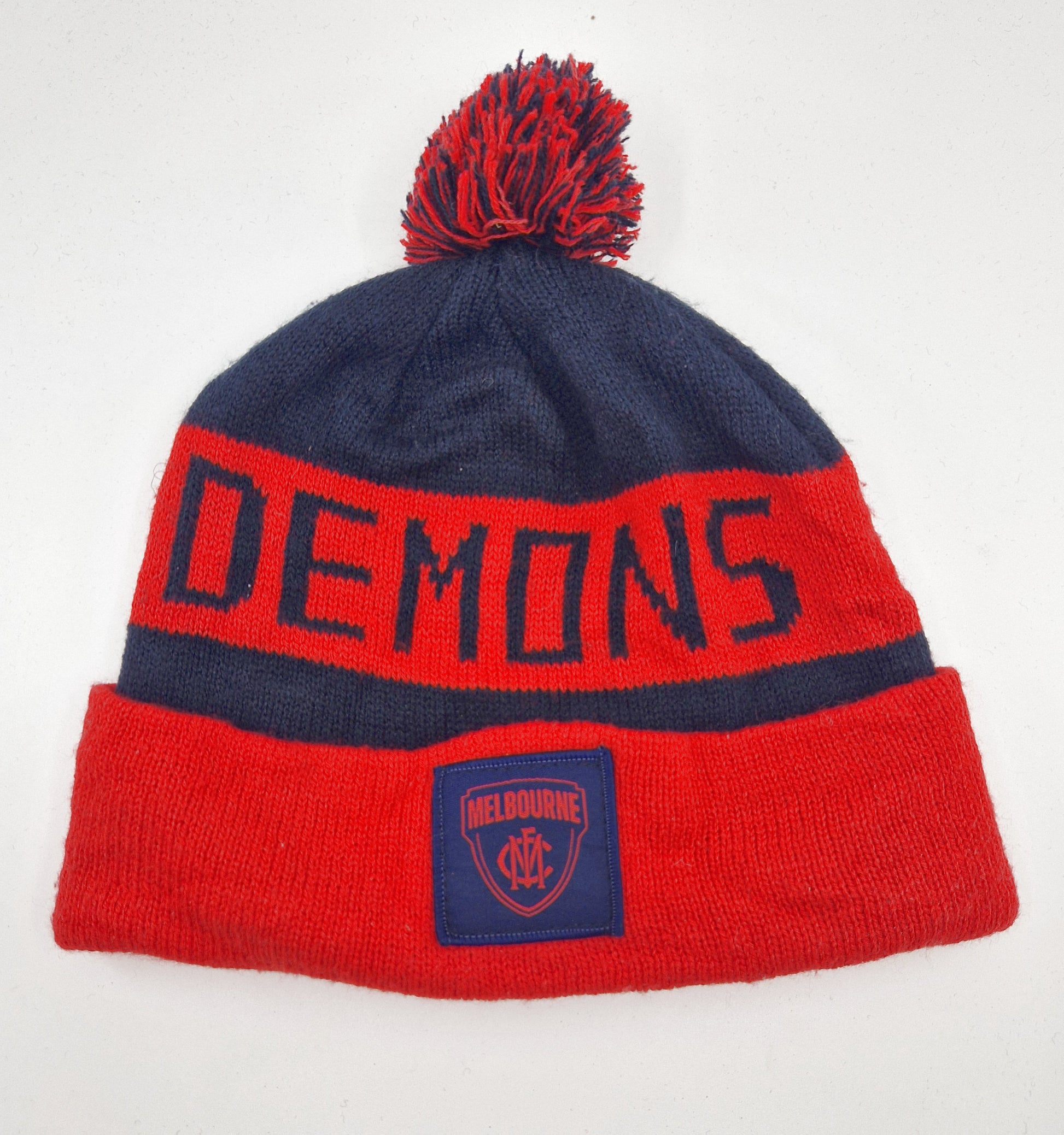 Einzigartige und nachhaltige  Vintage Mütze in rot-schwarz, Demons. Unique and sustainable vintage beanie in red-black, Demons. Front.