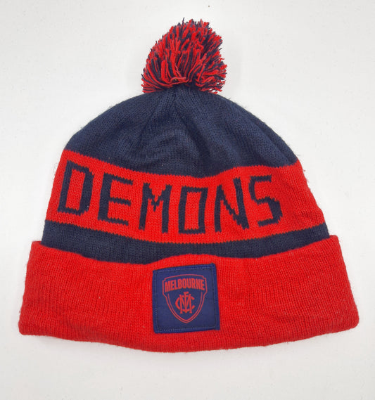Einzigartige und nachhaltige  Vintage Mütze in rot-schwarz, Demons. Unique and sustainable vintage beanie in red-black, Demons. Front.
