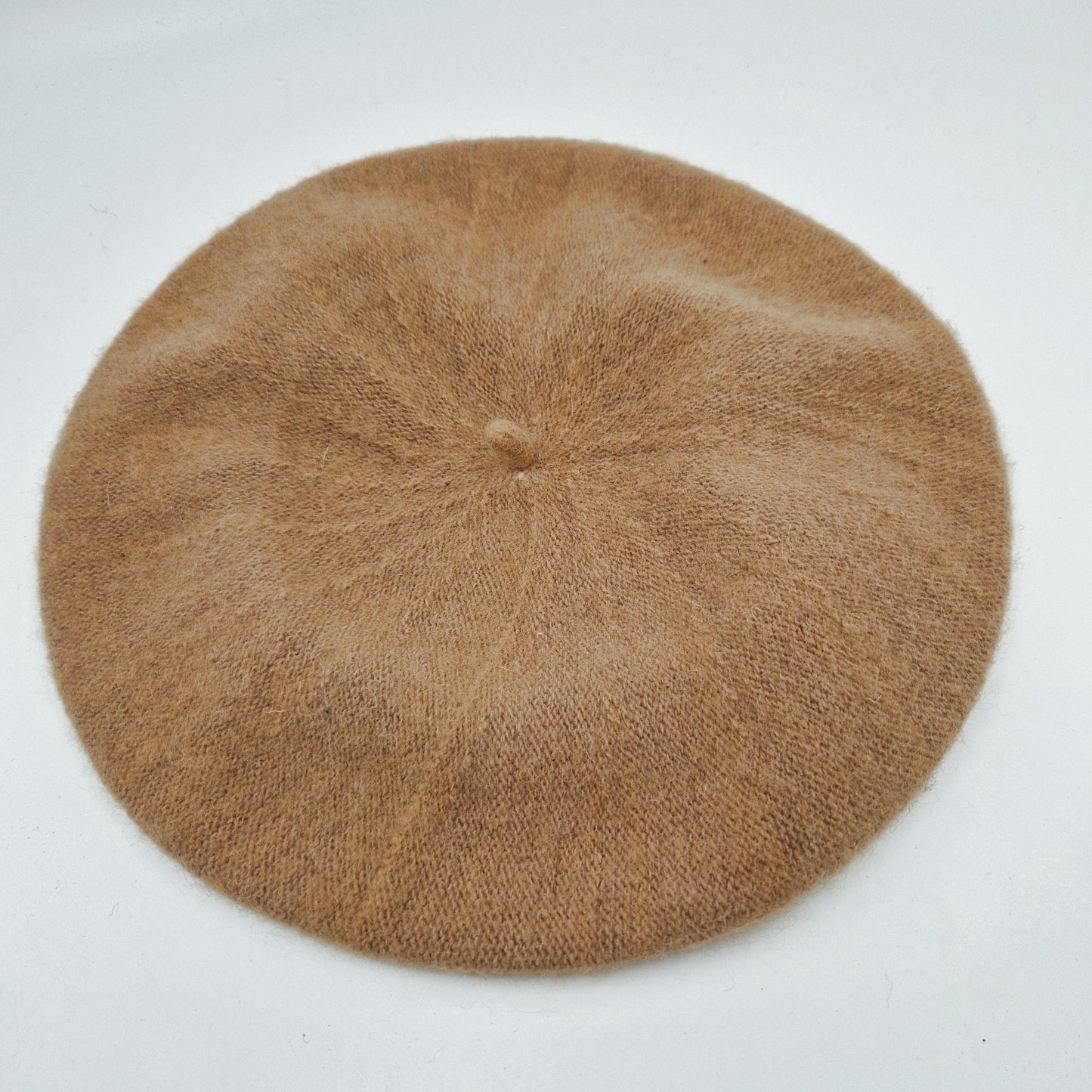 Einzigartiges und nachhaltiges Vintage Beret in beige. Unique and sustainable vintage beret in beige. Side.